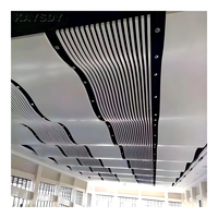 Paneles de techo de metal suspendidos de aluminio ondulado 3D modernos, diseño de techo falso comercial para centro comercial de aeropuerto o pasillo para hoteles