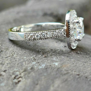 Anello F1616 in Oro Bianco con Diamante Naturale Taglio Brillante Rotondo, Gioiello da Donna per Fidanzamento, Colore G, Montatura Halo - Product Image 3