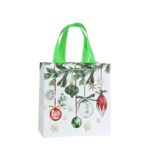 Bolsas de regalo navideñas Yan Yin Winter Forest de 20x20x9cm y 23x22x11cm, bolsas de tela laminada no tejida para fiestas navideñas - Product Image 5