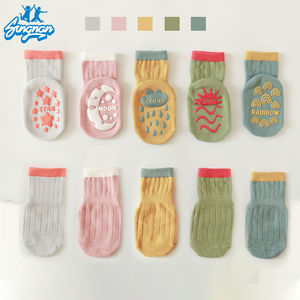 Venta al por mayor de moda transpirable bebés calcetines asequibles de alta calidad antideslizante agarre bebé trampolín Calcetines - Product Image 1