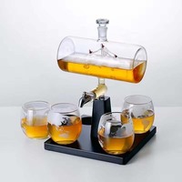 Ensemble de carafe à whisky moderne en forme de bateau, 4 verres, verre de qualité supérieure, base en bois, carafe à liqueur 1000 ml, articles de bar élégants, cadeau de fête pour