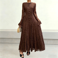Robe longue musulmane élégante de luxe marron foncé en dentelle ajourée, ornée de perles faites à la main, boutons sur le devant, manches évasées, style Abaya modeste, robe de soirée formelle