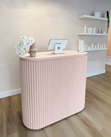 Comptoir de caisse élégant et confortable en bois, design moderne, comptoir en contreplaqué, bureau de réception