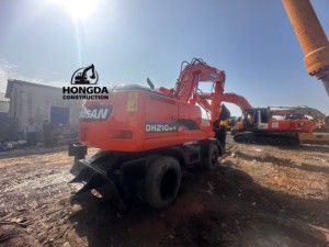 Doosan-Excavateur sur pneus DH210W-7 de 20 tonnes, mini pelleteuse d'occasion Komatsu PC55 avec moteur Volvo inclus - Product Image 5