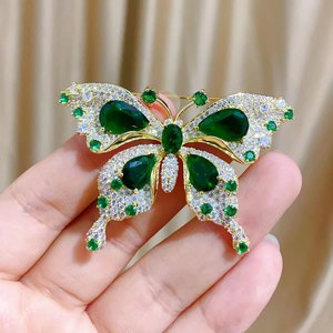 Broche Borboleta Esmeralda de Indústria Pesada Europeia, Versátil e Exquisito, Broche de Inseto Animal para Casaco e Cardigan - Product Image 1