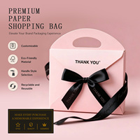 Boîte à dragées blanche personnalisée avec logo, nœud en satin noir et finition mate pour mariage