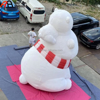 Ours polaire gonflable géant personnalisé avec un petit ours sur un foulard, modèle de dessin animé familial pour la décoration d'événements hivernaux et de Noël