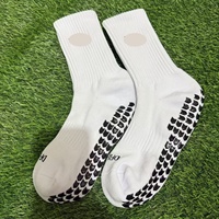 Produits Tendances 2025 Nouveautés Chaussettes de Football Antidérapantes Personnalisées Chaussettes de Sport Tricotées Blanches à Grip Renforcé