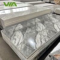 Panneaux muraux modernes en PVC imitation marbre onyx blanc avec design bois, imprimés UV, imperméables, pour l'intérieur des villas et l'utilisation commerciale