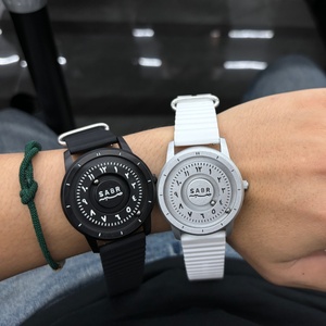Montre à quartz pour homme Sabr personnalisée de luxe, sportive, en acier inoxydable noir, chiffres arabes, bracelet en silicone gradué avec perles magnétiques - Product Image 1