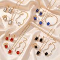 Parure de Bijoux en Cristal de Luxe et Tendance, Ensemble Éclatant avec Boucles d'Oreilles, Bague, Bracelet et Collier Carrés Verts pour Femme