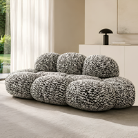 Canapé de style nordique pour petit salon en zone nord, un canapé en tissu confortable et doux pour les personnes paresseuses.