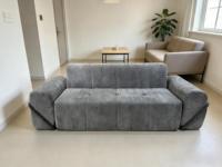 Canapé modulaire sectionnel compressé en peluche gris foncé, avec cadre en métal noir et capitonnage, style moderne et minimaliste, idéal pour les petits espaces (école, parc)