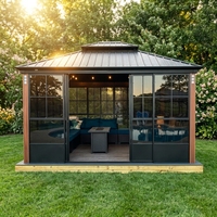 Pergola bioclimatique de luxe avec portes coulissantes en verre et fenêtres à volets occultants pour villa haut de gamme, patio arrière, terrasse extérieure, gazebo