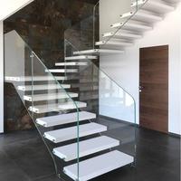 Escalier flottant pour résidence moderne avec marches en noyer massif et supports en acier dissimulés