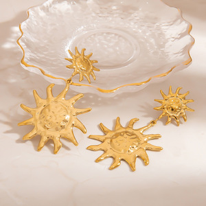 Pendientes colgantes con forma de sol de aleación de zinc chapados en oro de 18 quilates para mujer, pendientes colgantes de moda - Product Image 2