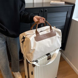 Sac de voyage unisexe en toile beige avec accents marron, grande capacité, fermeture éclair, style week-end, durable, pour la salle de sport, sangle réglable - Product Image 2