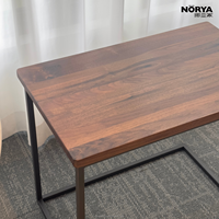 Table basse NORYA moderne en noyer massif avec structure de support géométrique distinctive pour salon, meubles en bois de noyer