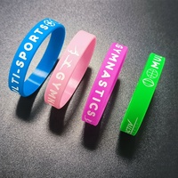 Pulsera de silicona multicolor que brilla en la oscuridad Kit de telar de banda elástica deportiva con pulsera de logotipo impreso de metal gratis para uso promocional