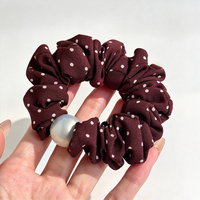 Set Jepit Rambut dan Ikat Rambut Scrunchie Polkadot Custom Pabrik dengan Mutiara dan Karet Elastis, Ikat Rambut Kain Cokelat untuk Kuncir Kuda