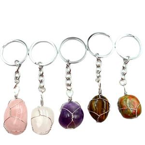 سلسلة مفاتيح جديدة من الحجر الطبيعي، حلقة معلقة غير منتظمة من الكريستال والعقيق مع سلك نحاسي ملفوف - Product Image 6