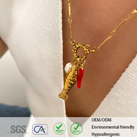 Collier Pendentif en Acier Inoxydable Plaqué Or PVD 18K avec Breloque Poisson, Piment et Perle d'Eau Douce, Fermoir à Bascule, pour Femme, Cadeau, Vente en Gros