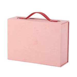 Lüks Geri Dönüştürülebilir Manyetik Hediye Kutuları Pembe Özelleştirilebilir İpli Saplı Karton Ambalaj Kutuları - Product Image 2