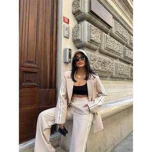 Conjunto de Chaqueta y Pantalones Beige con Franja de Letras en Contraste, Conjunto de 2 Piezas - Product Image 5