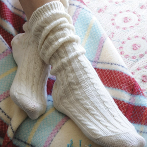 Neues Design Luxuriöse Kaschmir-Socken mit individuellem Logo für Damen – Reine Kaschmir-Zopfstrick-Bettsocken - Product Image 3