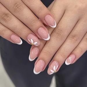 <span class=keywords><strong>Uñas</strong></span> Postizas Francesas con Diseño Floral <span class=keywords><strong>de</strong></span> <span class=keywords><strong>Margaritas</strong></span> y Detalles Dorados, Forma Almendrada, Brillantes, Reutilizables, Elegantes y con Clase, Juego <span class=keywords><strong>de</strong></span> Puntas <span class=keywords><strong>de</strong></span> <span class=keywords><strong>Uñas</strong></span> Artísticas para Mujer 4416 - Product Image 1