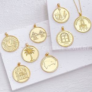 Collier Pendentif Personnalisé en Or Plaqué Or 18K avec Croix de Jésus <span class=keywords><strong>CHRISTOPHER</strong></span> et Pièce de Monnaie pour Hommes et Femmes - Product Image 2