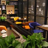 Ensemble de table en bois et de chaises en cuir PU de style industriel moderne pour restaurants commerciaux, cafés, hôpitaux, salles à manger