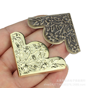 Protection d'angle antique en fer à motif floral 42 mm pour boîte en bois, support décoratif - Product Image 1