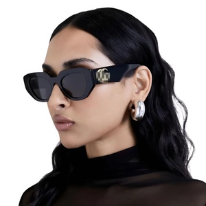 Gafas de Sol Cuadradas Nuevas al por Mayor para Hombre, Mujer y Jóvenes, Protección UV400, Montura Roja, Estilo Occidental, Protección Solar para Exteriores, Éxito en Ventas Transfronterizas - Product Image 6