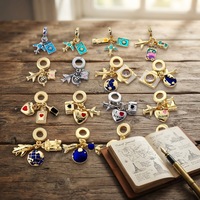 Ensemble de breloques tendance en forme de carte postale, tampon, avion, globe et valise pour la création de bijoux DIY, vente en gros