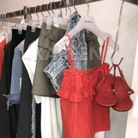 Hochwertige, Leichte und Langlebige Kunststoff-Kleiderbügel mit Logo, Clips und Hosenhalter für Damenbekleidungsgeschäfte