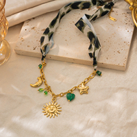 Collier à breloques style bohème en acier inoxydable plaqué or PVD 18 carats, anti-ternissement, avec foulard en soie, perles vertes soleil, lune et étoile