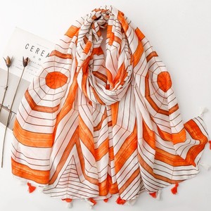 Écharpes longues et grandes pour femmes, imprimées de motifs géométriques rayés multicolores, en coton doux, avec pompons, pour l'été - Product Image 5