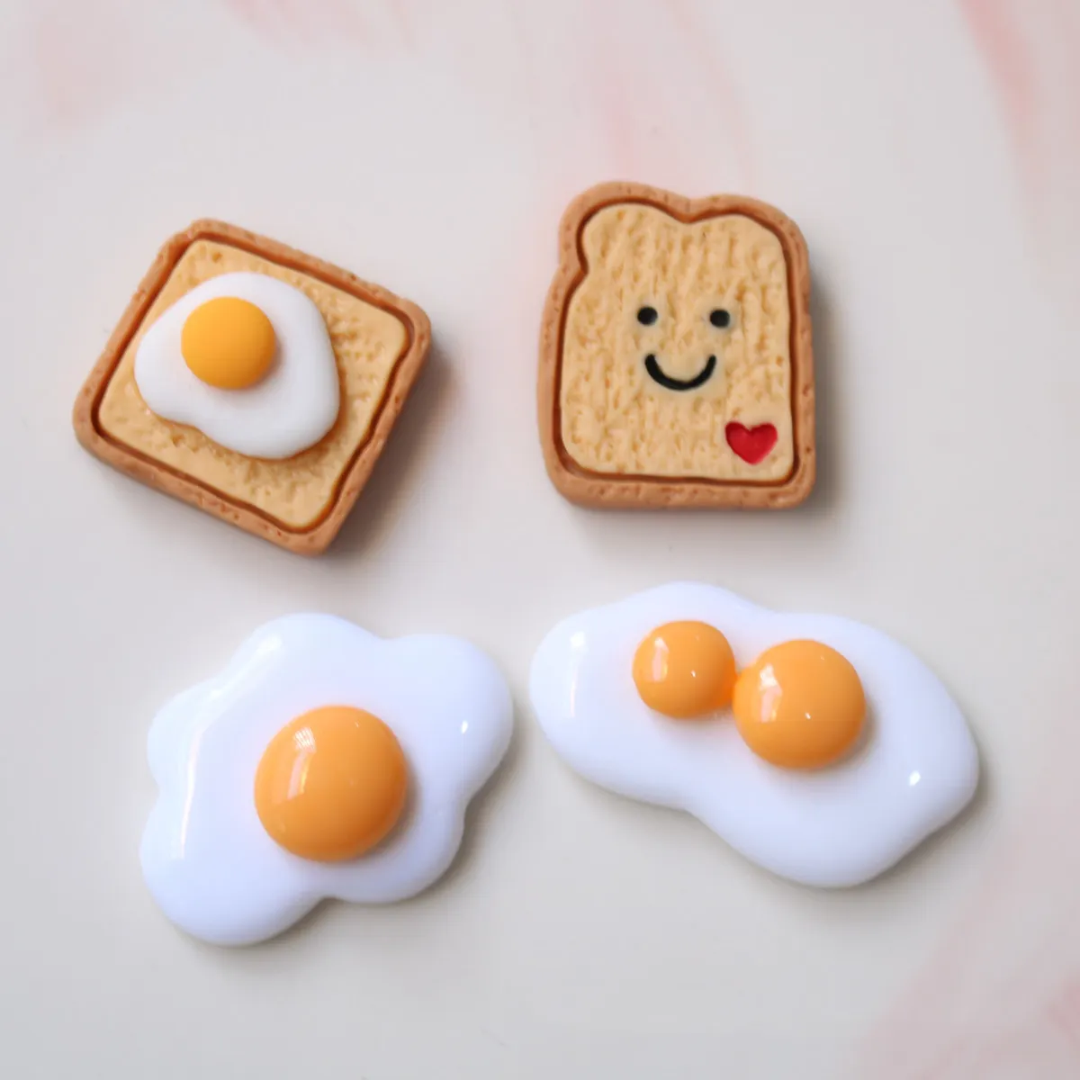 Fabrik verkaufen niedliche Cartoon-Simulation Pochierte Eier Toastbrot Ei Harz Charms Diy Verzierungen