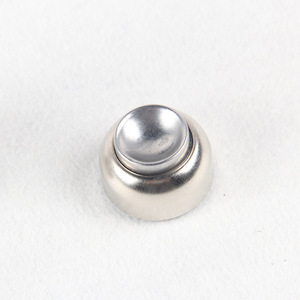 Loquet de porte en acier inoxydable, magnétique, à fixation murale, design moderne et minimaliste, pour utilisation sur porte, mur ou sol - Product Image 4