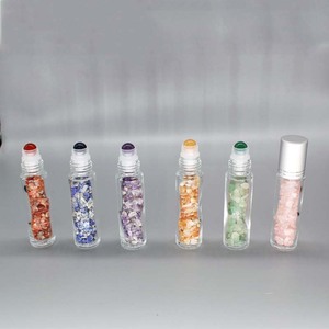Vente en gros <span class=keywords><strong>2026</strong></span>, flacon en verre d'huile essentielle de 10 ml avec des copeaux de pierres précieuses naturelles à l'intérieur - Product Image 1