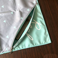 Serviette de sport portable en microfibre avec poche zippée, technique tissée, pour la pratique sportive (vente en gros)