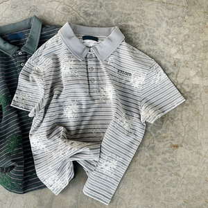 เสื้อโปโลผู้ชายสไตล์วินเทจ ย้อมสีซีดแบบดิสเทรส ทรงโอเวอร์ไซส์ แขนสั้น สตรีทแวร์ ดีไซน์เรโทรสั่งทำพิเศษ ลายทาง ล้างสีแบบแอซิดวอช ขายส่ง - Product Image 4