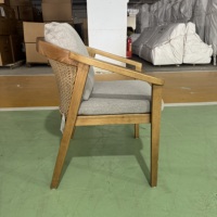 Chaise de salle à manger à accoudoirs en bois massif pour hôtels de villégiature, restaurants occidentaux de style pastoral, et aires de repas décontractées pour gîtes et B&B