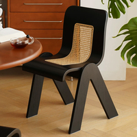 Chaise de salle à manger vintage rétro en bois massif avec dossier en rotin, design antique pour la maison, le restaurant ou le café