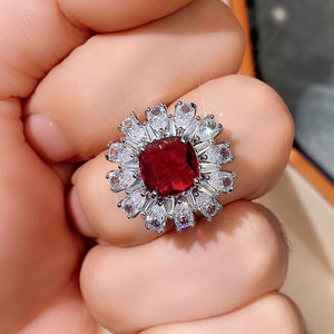 Anello con Cristalli Rossi per Donne, Elegante Accessorio Moda per Uso Quotidiano e Feste - Product Image 3