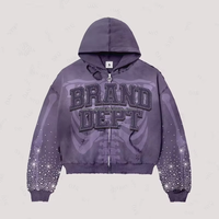 Sudadera con capucha corta y cremallera, estilo streetwear, con bordado personalizado desgastado, efecto descolorido por el sol y pedrería, con rotos.