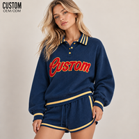 Ensemble de shorts polo preppy pour femme avec col et poignets à rayures contrastées, lettres appliquées, tenue décontractée deux pièces chic pour le sport et les loisirs