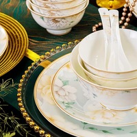 Service de table en porcelaine de luxe à motif camélia, 60 pièces, vaisselle en céramique à bord doré avec soupière et cygne pour banquet de mariage