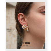 Anting-anting stud mewah bergaya vintage Prancis ala Amerika Eropa, desain niche, ringan, mewah, zircon, mutiara, keranjang bunga, bambu